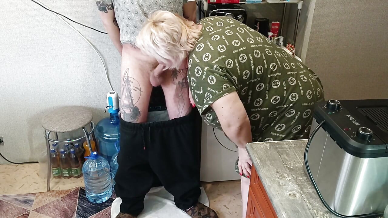 Cum in Stepmom's Mouth After Jerking off and Deep Blowjob