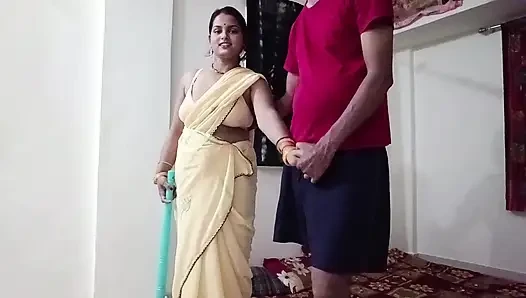 Riya Bhabhi sedang menyapu rumah tuannya, pemiliknya melakukan hubungan seksual dengan berbicara seksi.