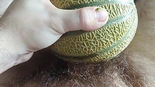 Zich aftrekken met een meloen