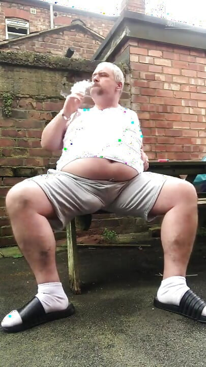 Fat Dad Smoking & Wanking in the Alley