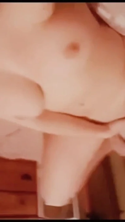 来自“我赠送了这个我脱衣和操逼自己的视频 4 我的女老板 60 岁生日”的惊险时刻”