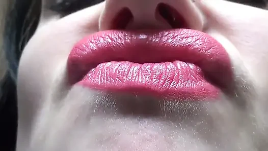 Küssen und entengesicht mit großen rosa lippen