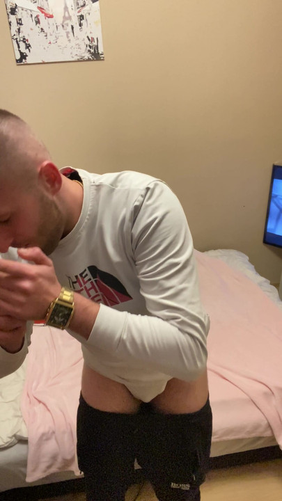 В его белых сексуальных стрингах | Клип 1