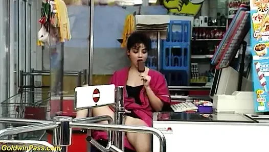 Pramuniaga seksi dientot sama pelanggan di supermarket