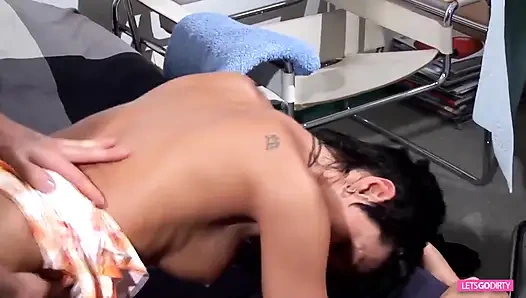 Brünettes hottie liebt jede sekunde des pflügens