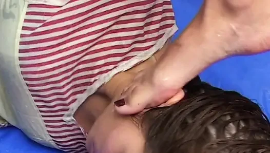 Piss Dreifache mädchen Liter pisse schlucken