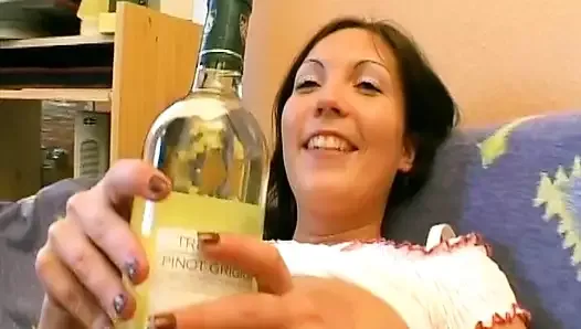 Горячая немецкая девушка с большими сиськами начиняет бутылку в ее бритую киску