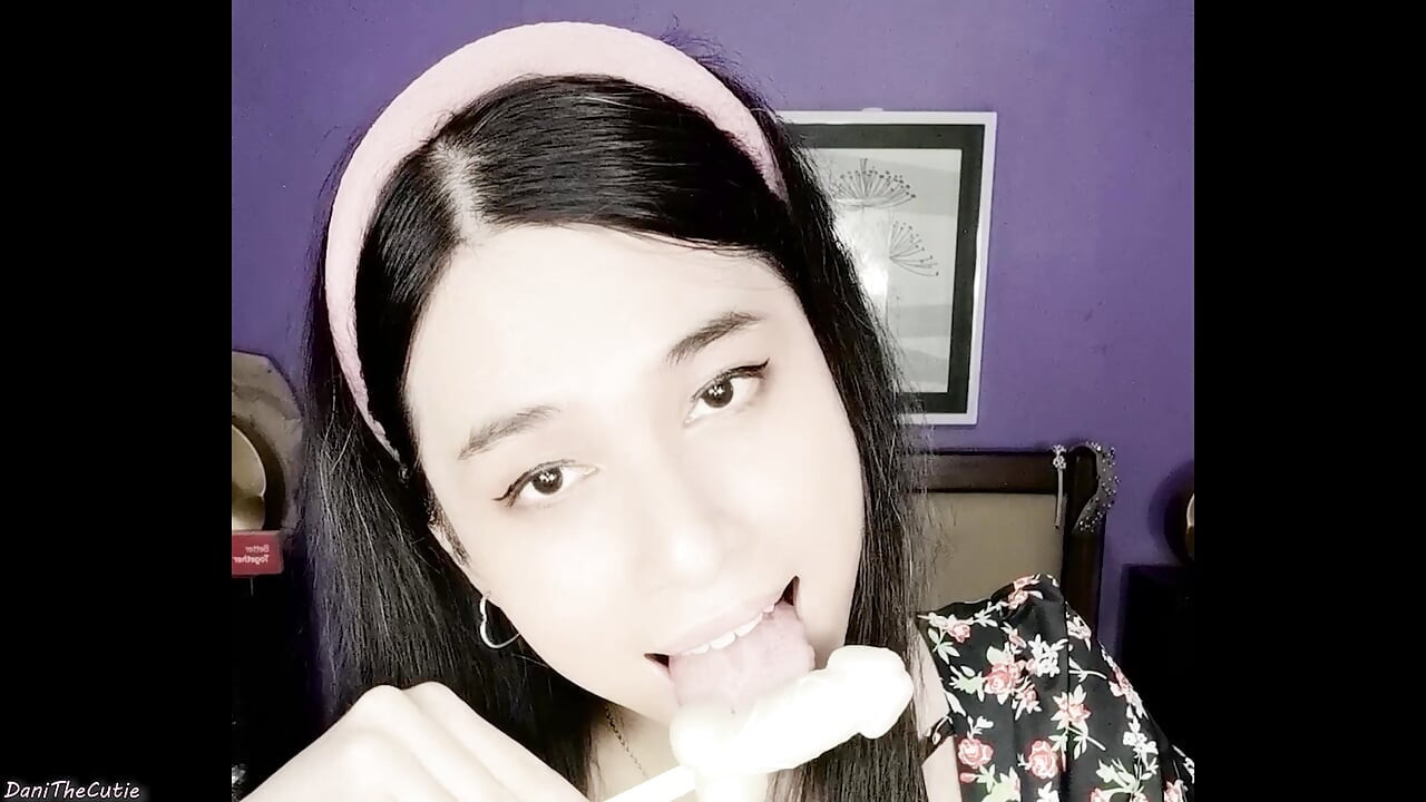 La jolie tgirl DaniTheCutie devient une vraie salope avec des bonbons amusants