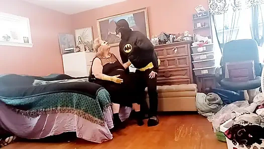 Gadis kelelawar (suster vicki) nyepong kontol cowok kelelawar ini!