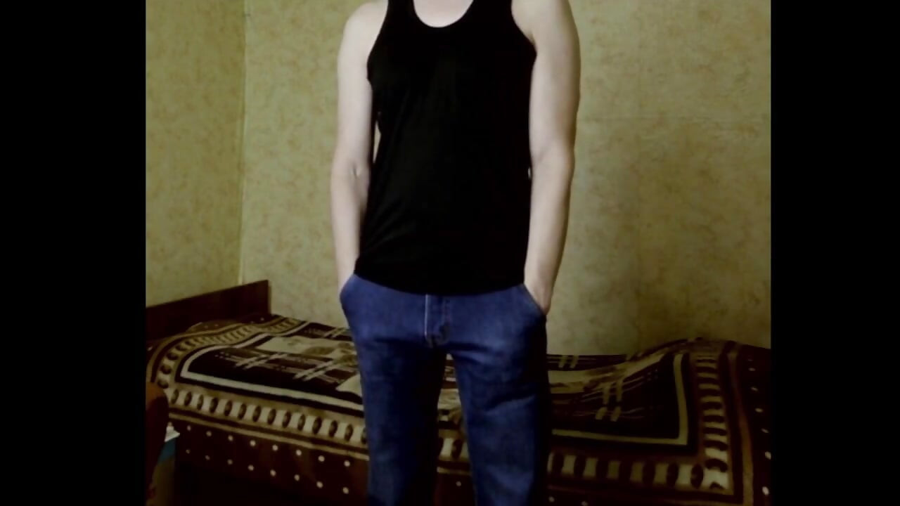 Un ragazzo con un corpo imperfetto tzza davanti alla telecamera in abiti diversi e mostra la sua biancheria intima.