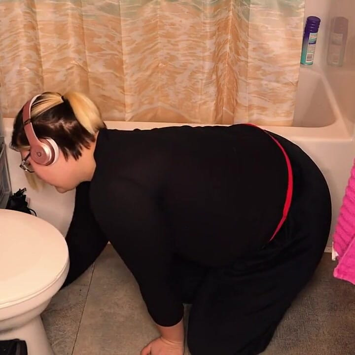 掃除してるのを見つけて、こっそり入れて、顔に出したんだ!
