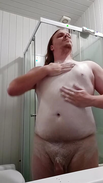 Jag vaxar, duschar, onanerar, vekar mina fötter, cum och sväljer min sperma i duschen