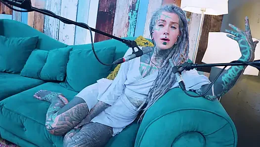 J - Jelousy hakkında konuşuyorum - asmr podcast sfw konuşuyor gotik sıska kız dreadlocks dövmeli model dövmeli kız