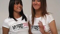 Młody lesbijski duet uwielbia bawić się różowym dildem