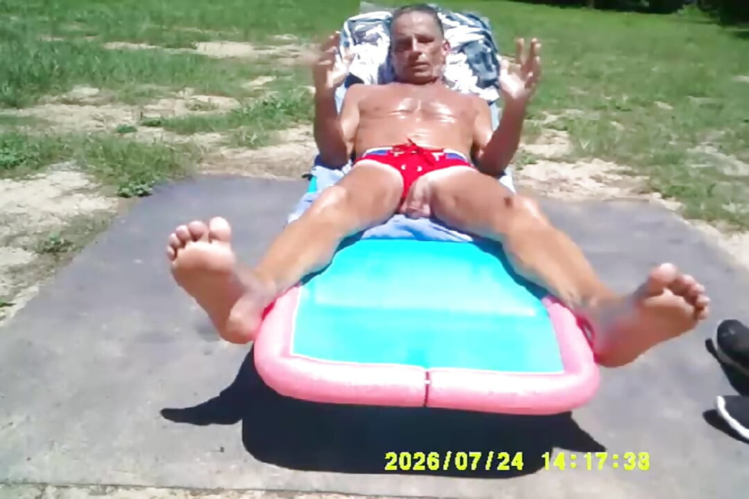 7-24-2026 TUDO AGORA MEU PAU ESTÁ RECEBENDO ZEPPLIN MARROM TOCHIN MEU PAU NA PARTE DE TRÁS YARD.MP4