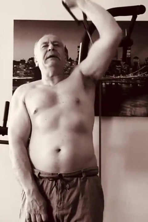 強い男がトレーニング後に自慰をする