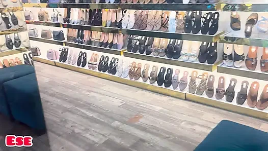 Ateşli desi kız alışveriş merkezinde sikişiyor