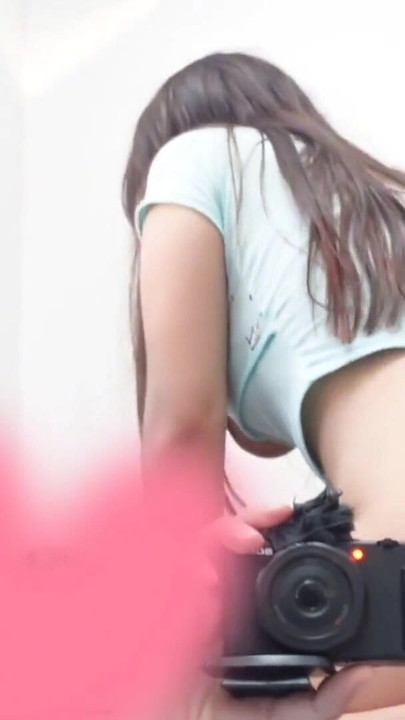 精彩时刻来自“18+女学生和我睡一张床，最好的屁股操逼与完美的奶子她没有停止呻吟。