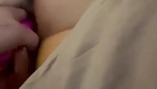 Azgın genç orta yaşlı seksi kadın öğle yemeğinde araba tamircisi tarafından sert sikiliyor