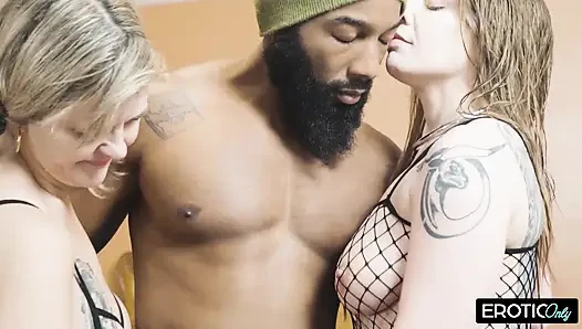 Две горячие милфы хотят, чтобы их жестко трахнул большой черный член