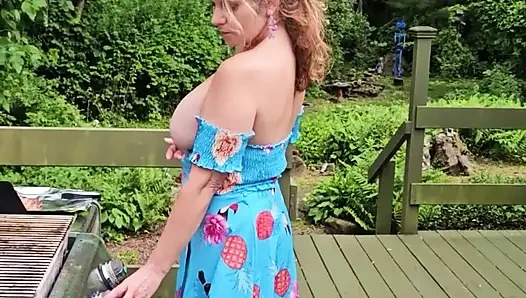 OnlyFans voyeur schauen auf Mami beim sommer-Grillfleisch mit ihren dicken titten im sonnenschein genießen