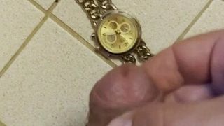 Braccialetto d'oro e orologio divertente