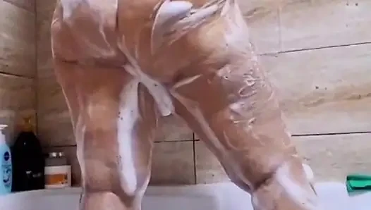 Büyük götlü evli kadın duş alıyor