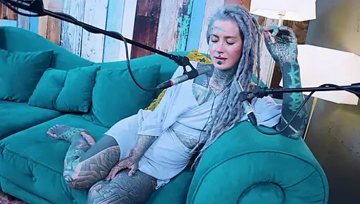 J - Jelousy hakkında konuşuyorum - asmr podcast sfw konuşuyor gotik sıska kız dreadlocks dövmeli model dövmeli kız