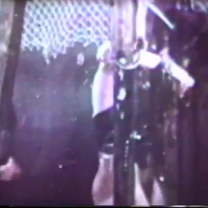 恋物癖女孩被绑住并被鞭打在捆绑SM复古视频中