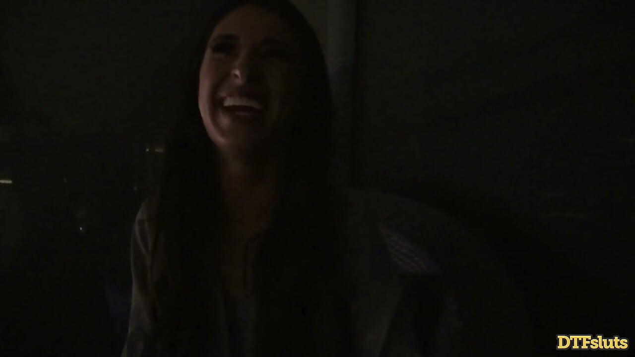 Cameron Canela ottaa ohjat parvekkeella Jamesin kanssa