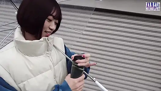 Islak işaret, kendini her bıraktığı yerde parıldayan yaramaz bir iz bırakırken dolaşıyor 1/3