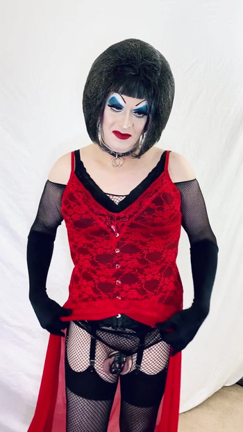 Важкий макіяж, драг-повія роздягається до нижньої білизни | Кліп 1