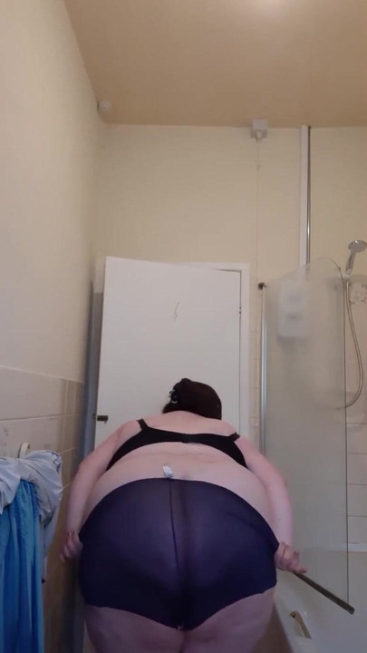 SSBBW शॉवर से पहले चिढ़ाती है