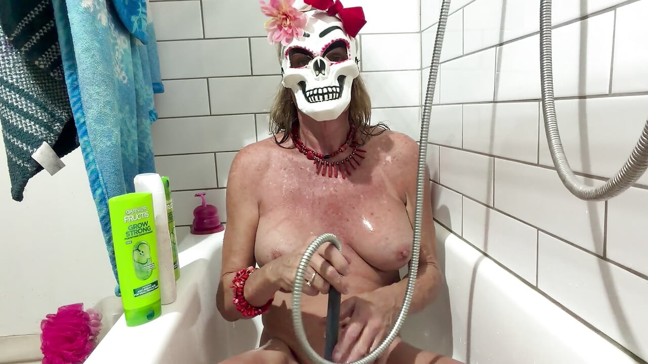 Lizzy Yum SD October 2026 Bathing Masturbation Dilating a very edging halloween