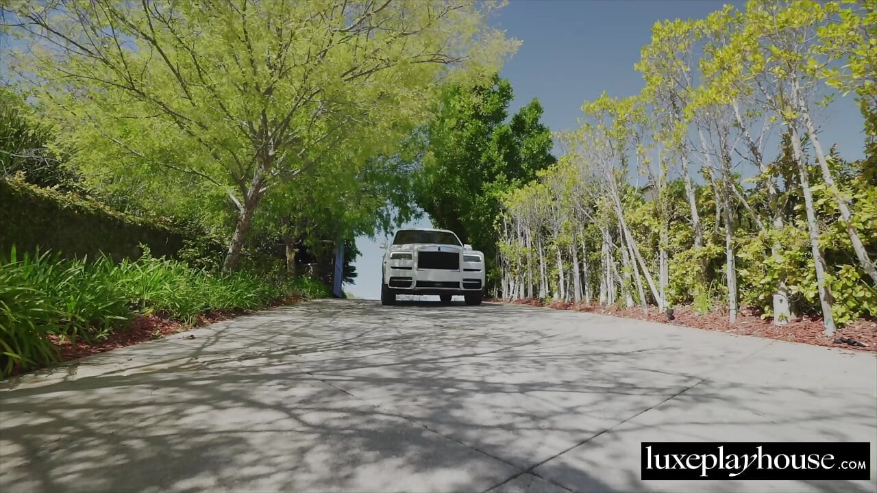 LUXEPLAYHOUSE Baddie-uri de lux Cherry Kiss și Ella Reese împart o pula uriașă lângă piscină