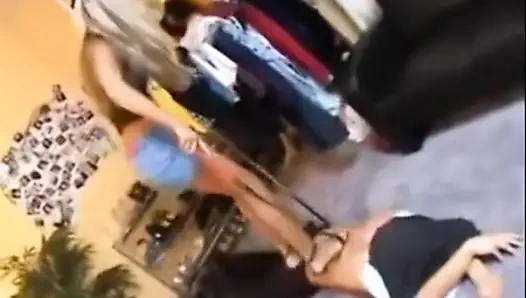 Крошка-блондинка обожает наказывать своего раба