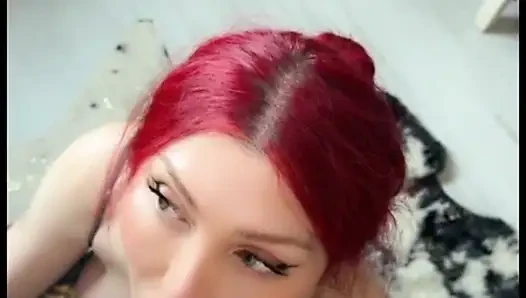 Bir transeksüel ve bir adamla grup seks ve ben onların siklerini emiyor