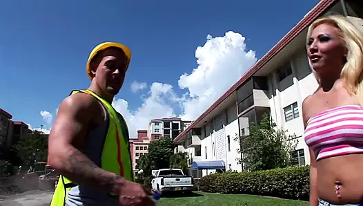 Pelacur pirang disetubuhi oleh pekerja jalanan