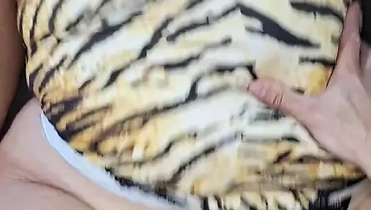 Büyük Poposlu Latin Kız Sıkı Seksi Elbiseyle İyi Oral Yapıyor ve Köpek Pozisyonunda Sevişiyor!