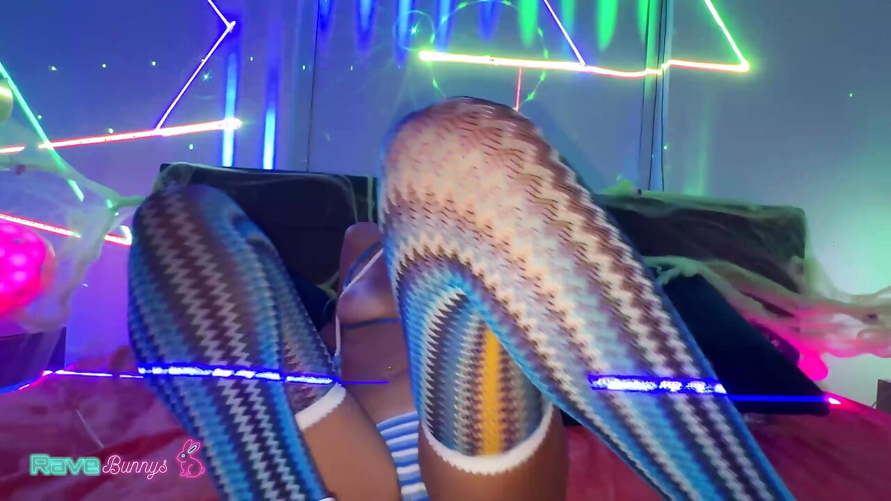 Lusty Bunny Khloe Kapri får sitt ansikte täckt i sperma!