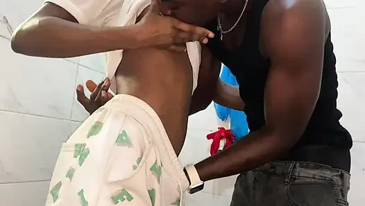 Versautes Im Badezimmer Beim Familientreffen