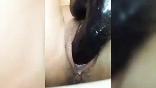 Ngentot memek beceknya pakai dildo