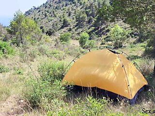 Туристка услышала громкие стоны и застукала пару, трахающейся в палатке.