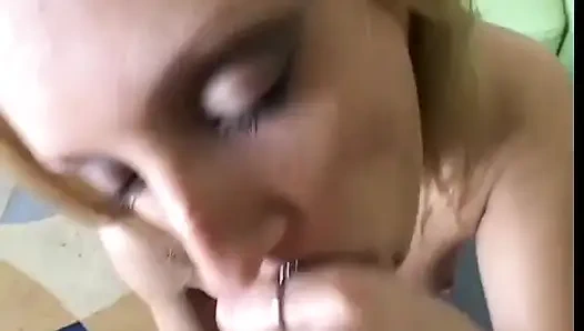 Pelacur pirang cantik dengan mata biru memberikan blowjob lalu pejantan muncrat di pantatnya yang sempit