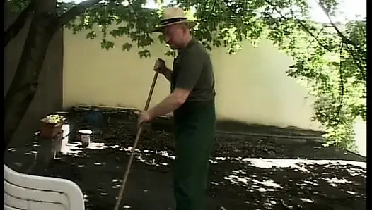 Сексуальную немецкую крошку жестко трахают перед камшотом на лицо