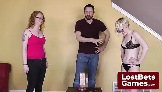 Kaybeden vixen striptiz oyunu kaybetme cezaları olarak diz çöker