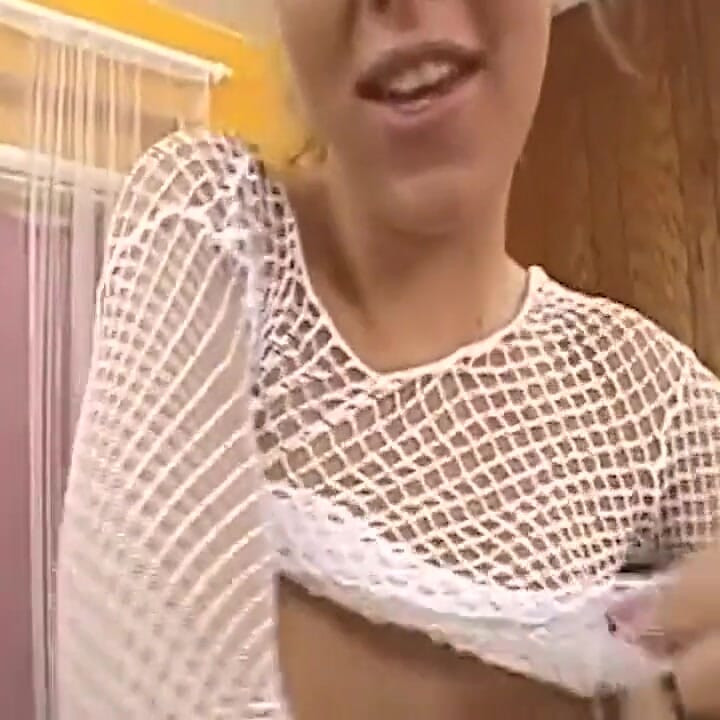 오르가즘을 느낄 때까지 젖은 보지를 채우는 마른 금발 딜도