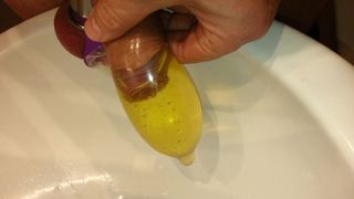 Condom bursts when pissing - Kondom platzt beim pissen