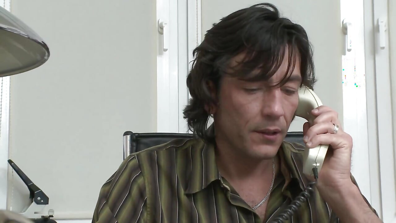 Secretara blondă suge și călărește pula uriașă tare