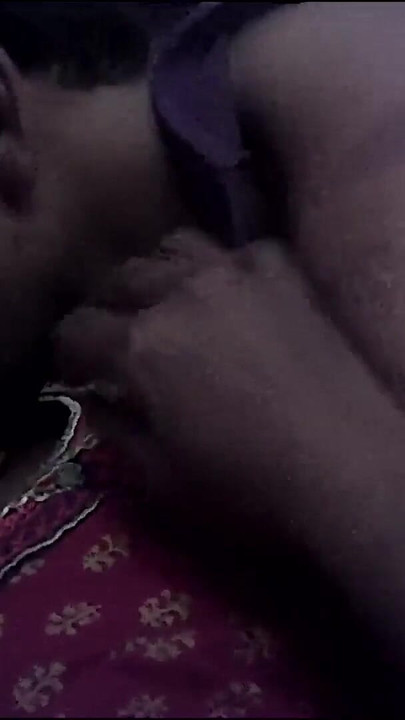 Moment époustouflant de « Village desi indien, femme au foyer sexy embrassant housband »